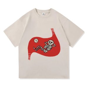 Camiseta bege de Dungeon Meshi com um esqueleto deitado dentro de um estômago vermelho
