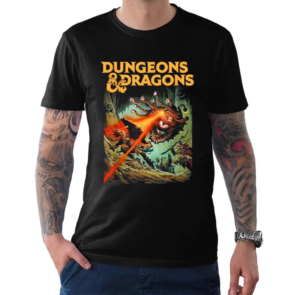 Homem de camiseta preta de Dungeons & Dragons com a estampa do Beholder