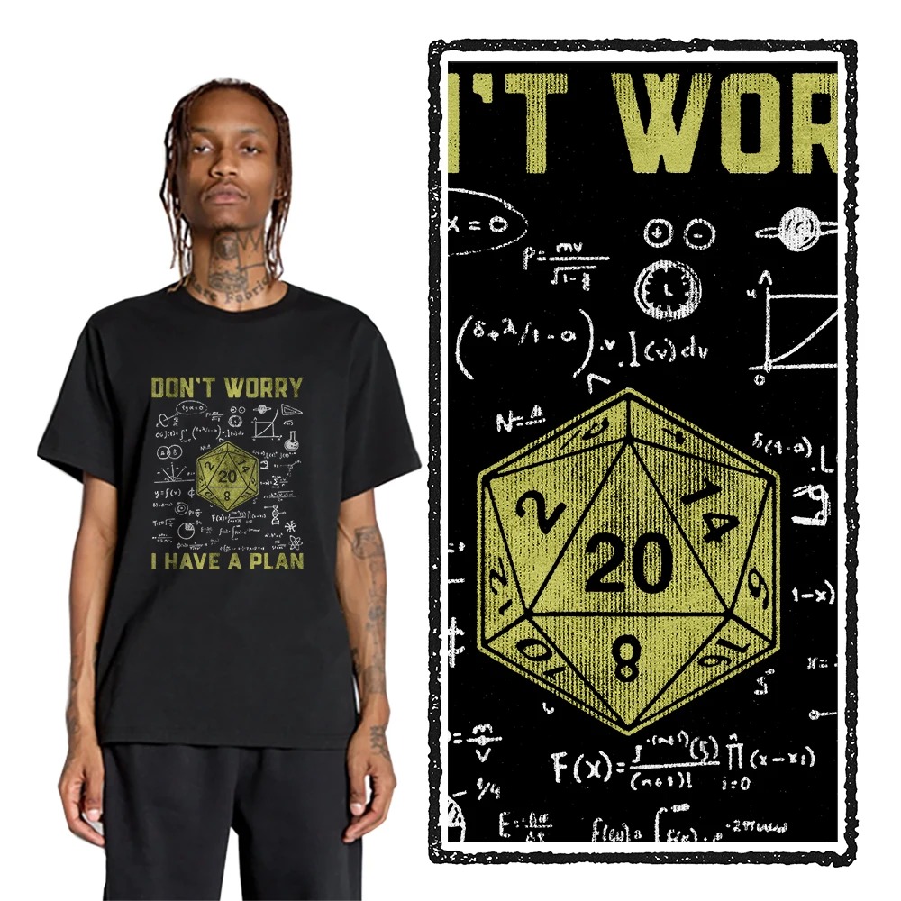 Homem de camiseta preta de Dungeons & Dragons com D20 amarelo e a frase do plano