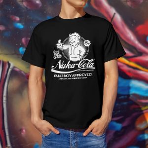 Homem de camiseta preta de Fallout com o Vault Boy e a estampa Nuka-Cola