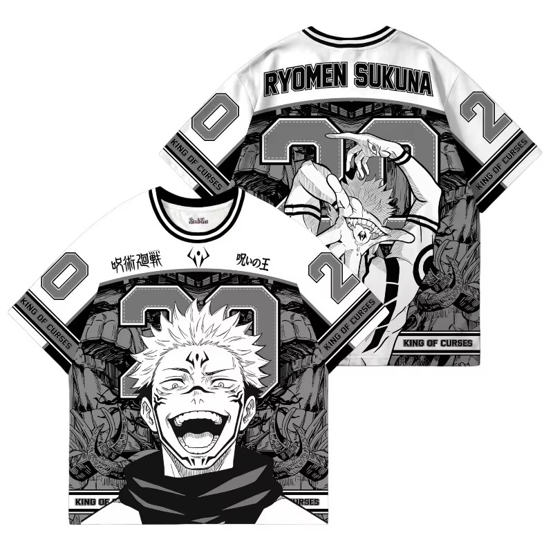 Camiseta branca jersey com Sukuna sorrindo na frente e arte atrás, de Jujutsu Kaisen
