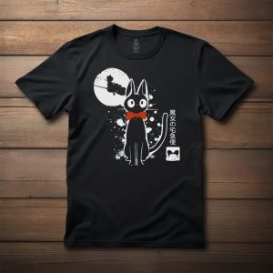 Camiseta preta com o gato Jiji de laço vermelho diante da lua