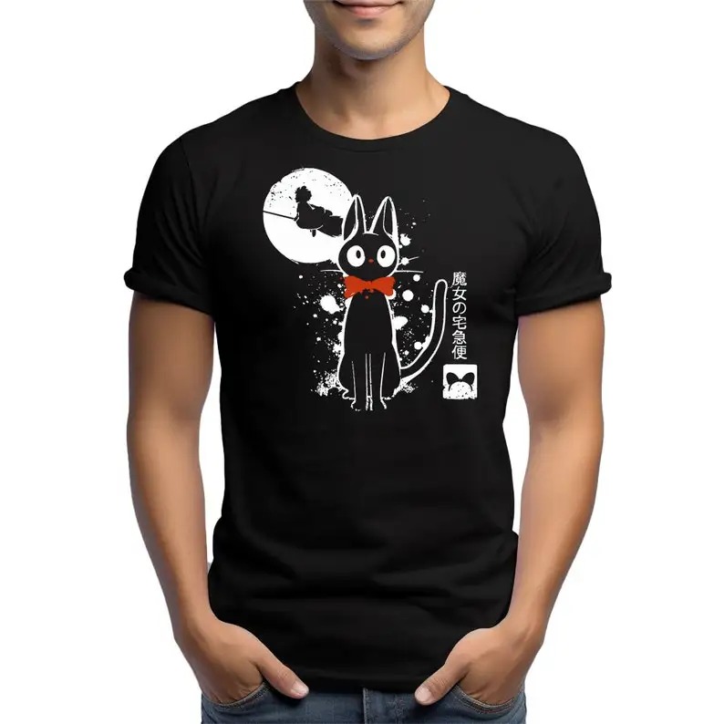 Homem vestindo a camiseta preta do Jiji