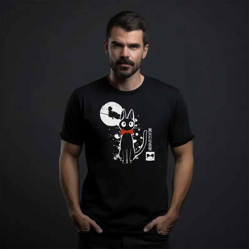 Homem de barba com a camiseta do Jiji sobre fundo escuro