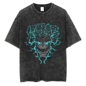 Camiseta preta lavada de Kaiju No. 8 com o rosto do monstro cercado de raios azul ciano