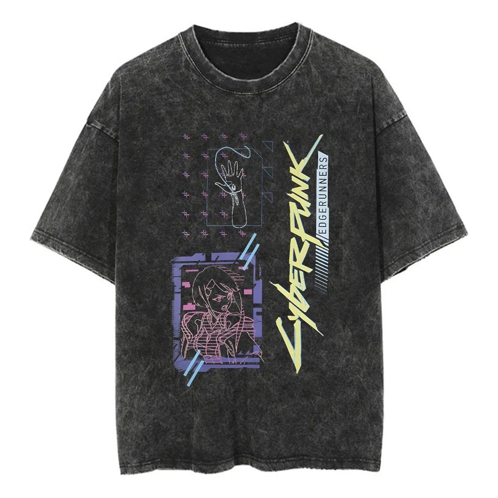 Camiseta preta lavada com a Lucy em roxo e o logo amarelo de Cyberpunk: Edgerunners
