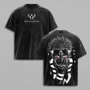 Camiseta preta lavada com emblema no peito e Sukuna nas costas, de Jujutsu Kaisen