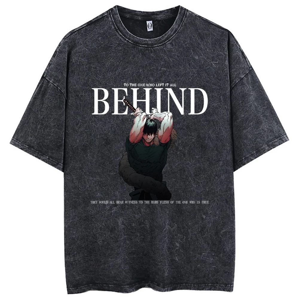 Camiseta preta lavada com personagem agachado e a frase BEHIND, de Jujutsu Kaisen