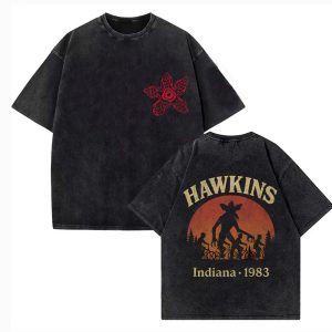 Camiseta preta lavada de Stranger Things: flor do Demogorgon na frente e Hawkins Indiana 1983 atrás