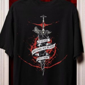 Camiseta preta com adaga, fita e respingos vermelhos do Maliketh, de Elden Ring