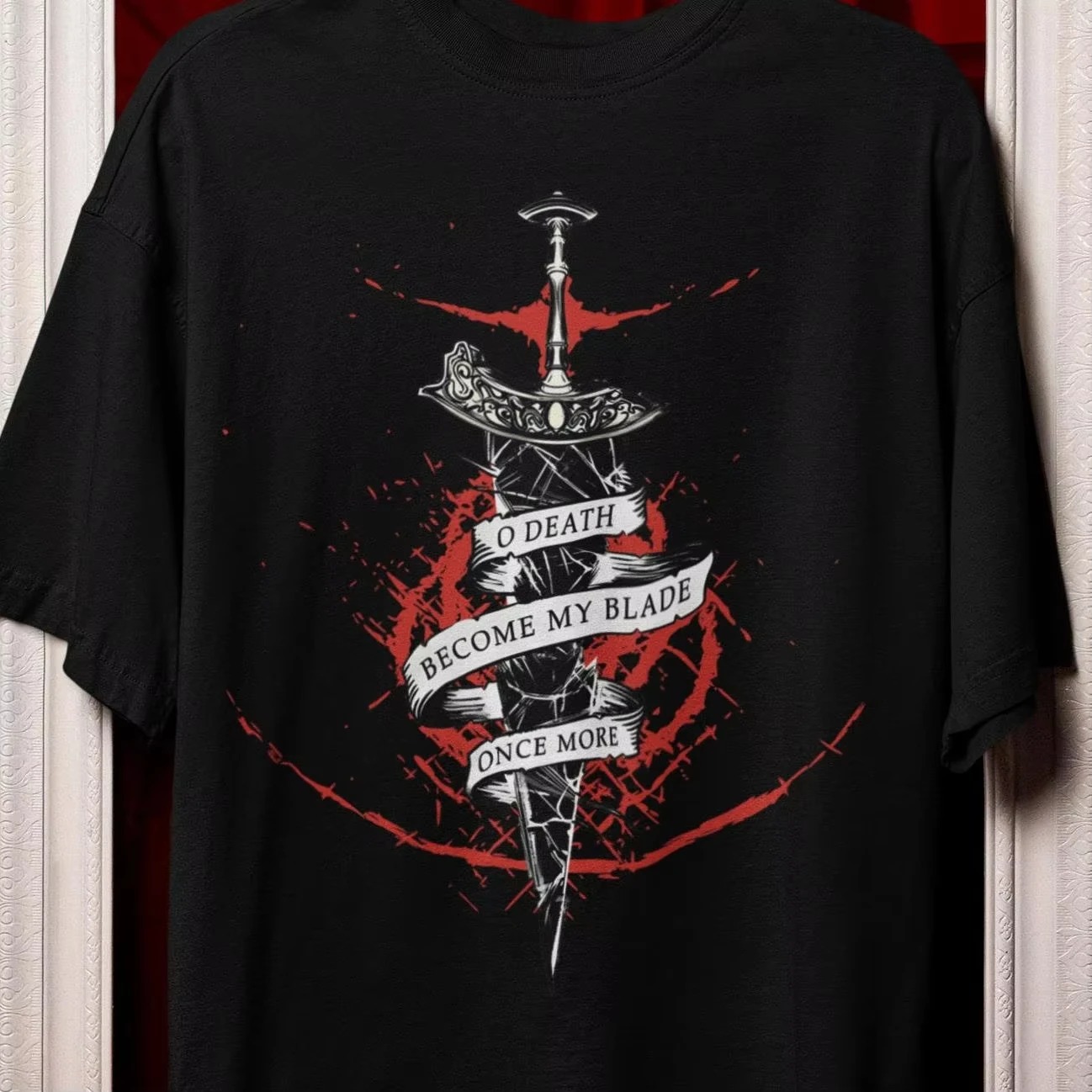 Camiseta preta com adaga, fita e respingos vermelhos do Maliketh, de Elden Ring