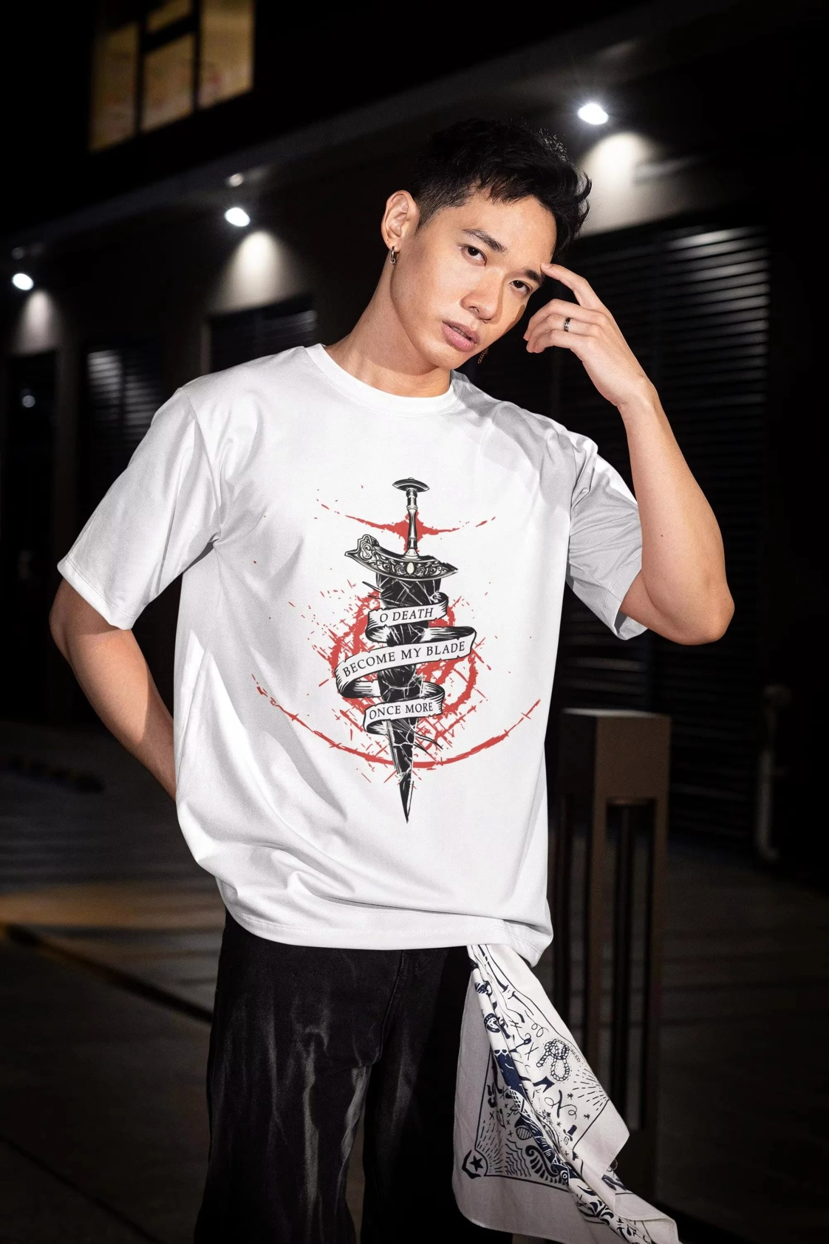 Pessoa de camiseta branca com a arte do Maliketh, de Elden Ring
