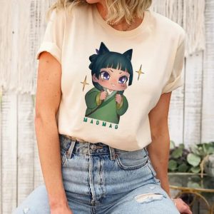 Camiseta bege com a Maomao chibi de orelhas de gato e o nome embaixo, Diários de uma Apotecária