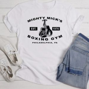 Camiseta branca com a estampa Mighty Mick's Boxing Gym, Est. 1976, e luvas penduradas