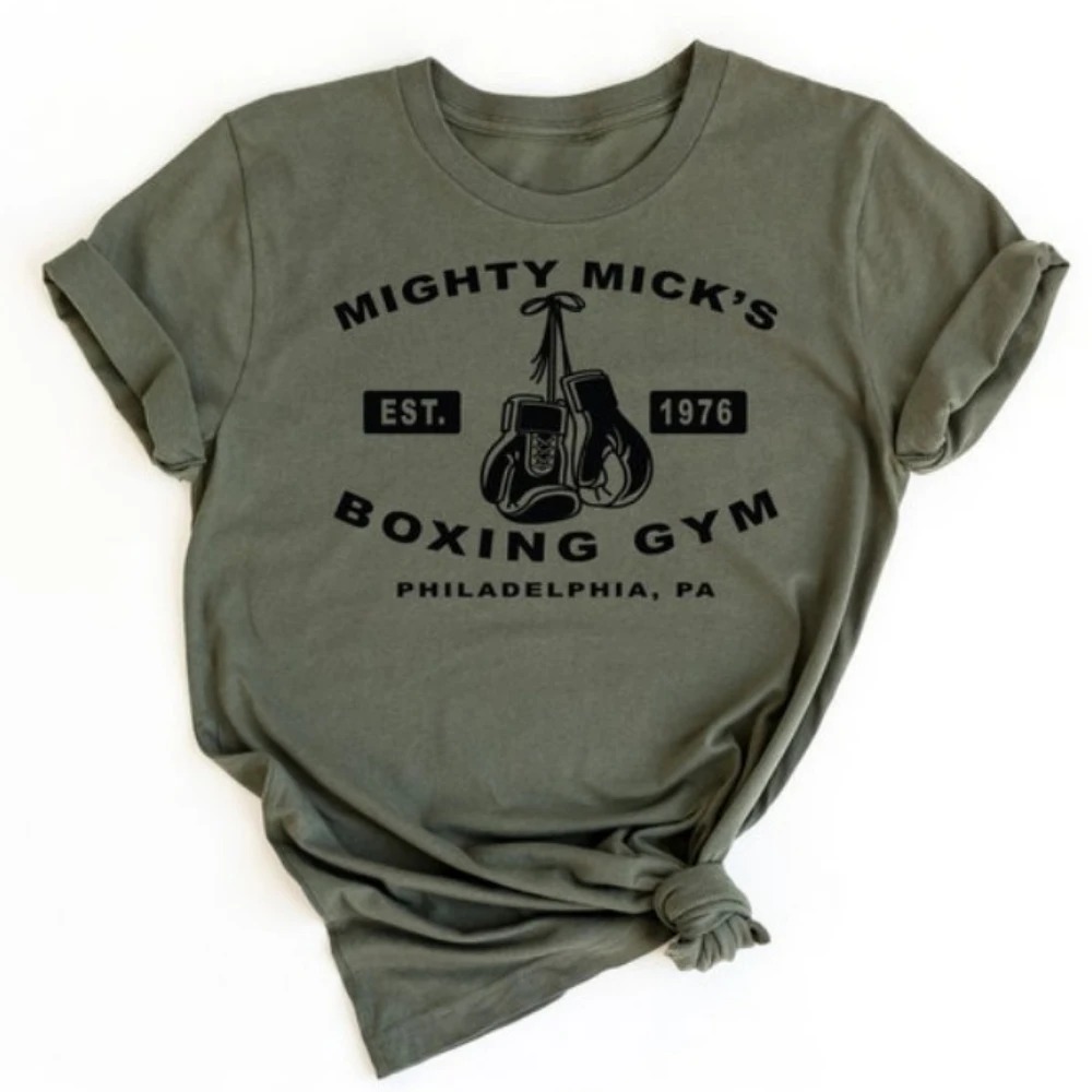 Camiseta verde militar com luvas pretas e o nome Mighty Mick's Boxing Gym