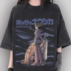 Camiseta preta lavada com a Nausicaä e título em japonês