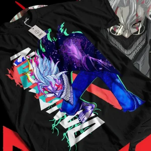 Camiseta preta de Dandadan com estampa colorida do Okarun transformado