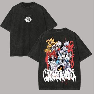 Camiseta preta lavada de Gachiakuta com a arte do grupo em vermelho e branco nas costas