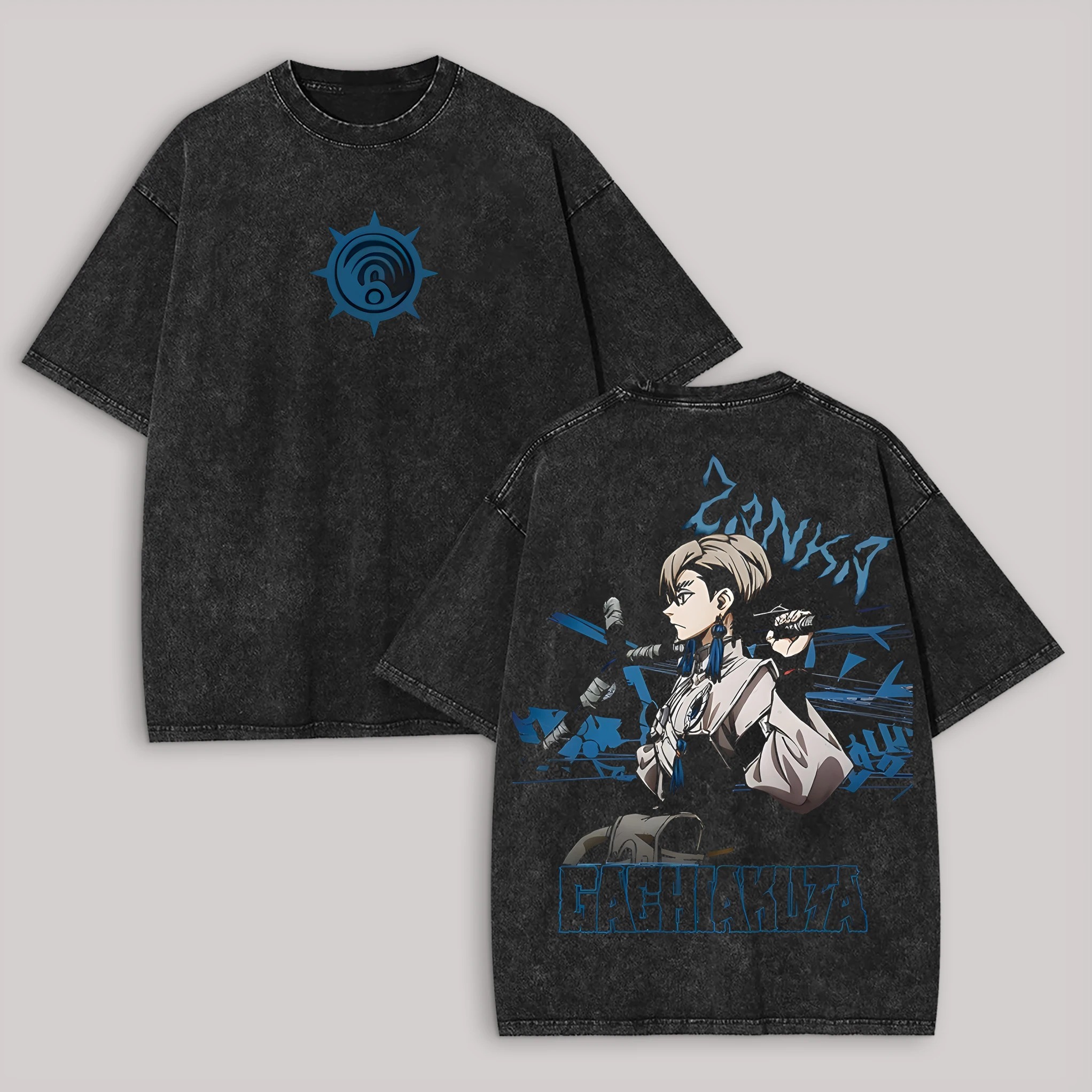 Camiseta preta lavada de Gachiakuta com símbolo azul no peito e personagem azul nas costas