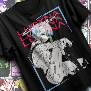 Camiseta preta com a Lucy sentada num quadro azul e logo rosa, de Cyberpunk: Edgerunners
