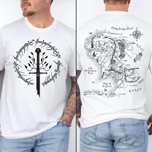 Camiseta branca com espada e anel na frente e mapa da Terra-média nas costas, de O Senhor dos Anéis