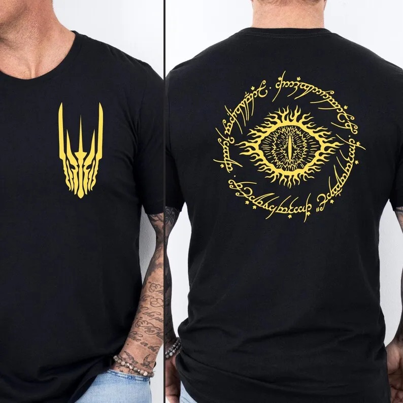 Camiseta preta com elmo de Sauron na frente e Olho dourado nas costas, de O Senhor dos Anéis