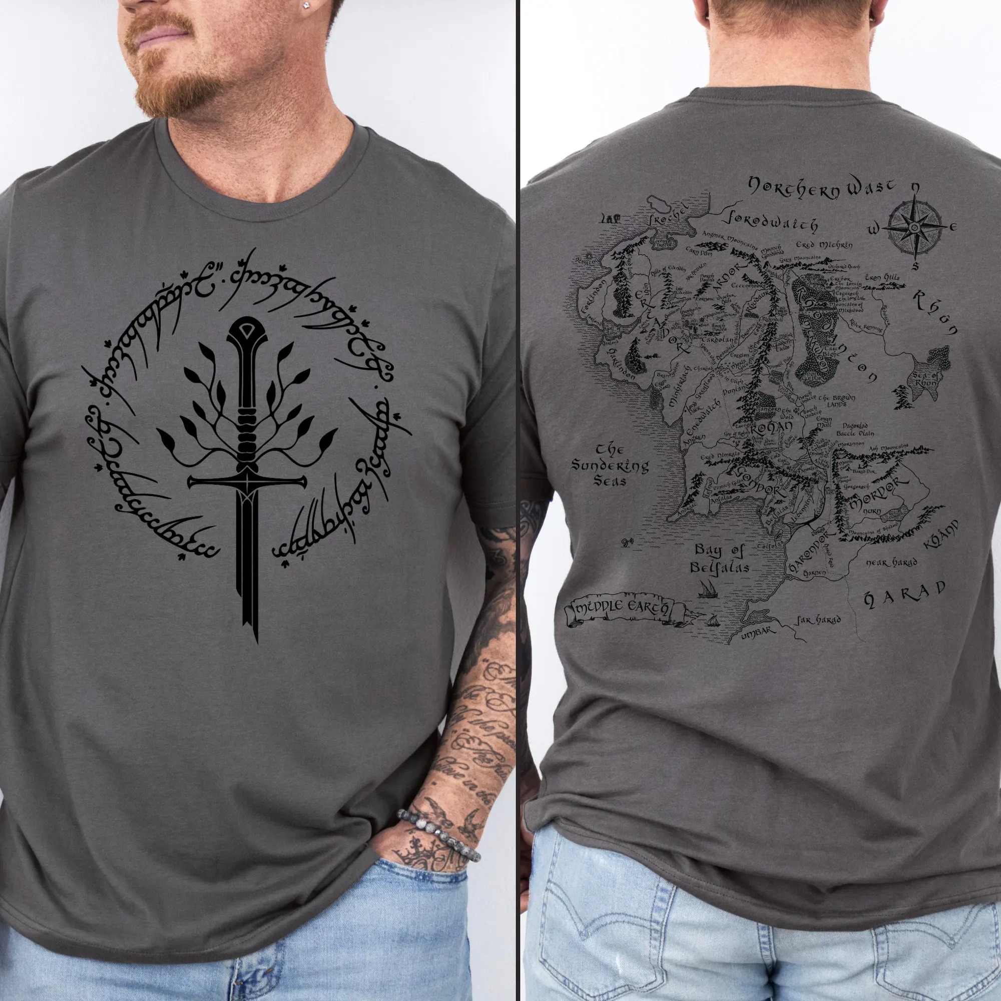 Camiseta cinza com espada na frente e mapa da Terra-média atrás, de O Senhor dos Anéis
