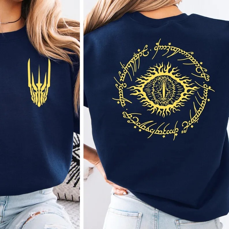 Camiseta azul-marinho com elmo de Sauron na frente e Olho dourado atrás, de O Senhor dos Anéis