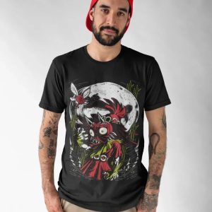 Homem de camiseta preta com a máscara de Majora estampada, de The Legend of Zelda