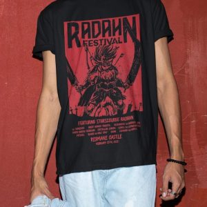 Camiseta preta com o cartaz vermelho do Radahn Festival, de Elden Ring, no corpo de uma pessoa