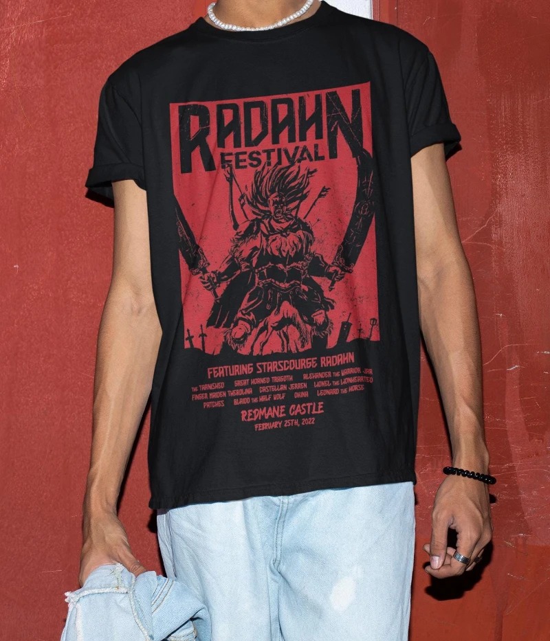 Camiseta preta com o cartaz vermelho do Radahn Festival, de Elden Ring, no corpo de uma pessoa