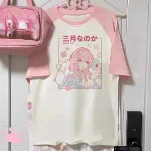Camiseta raglan de mangas rosa com a March 7th, de Honkai: Star Rail, num cabide
