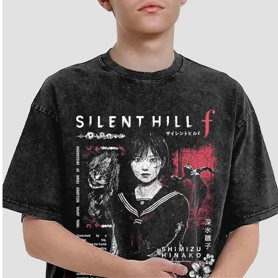 Pessoa de camiseta oversized de Silent Hill f, com a arte da Hinako no peito