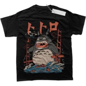 Camiseta preta com o Totoro, ponte vermelha e ondas azuis, de Meu Amigo Totoro