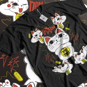 Camiseta preta de Dandadan com estampa dos gatos da Velha Turbo, Momo e Okarun