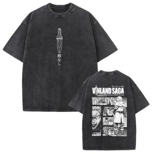 Camiseta preta lavada de Vinland Saga com adaga na frente e painéis do mangá atrás