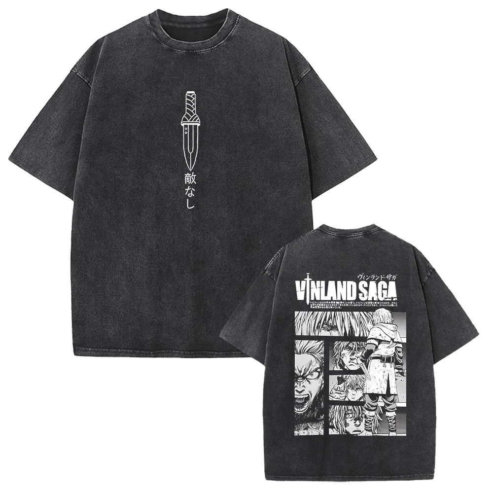 Camiseta preta lavada de Vinland Saga com adaga na frente e painéis do mangá atrás