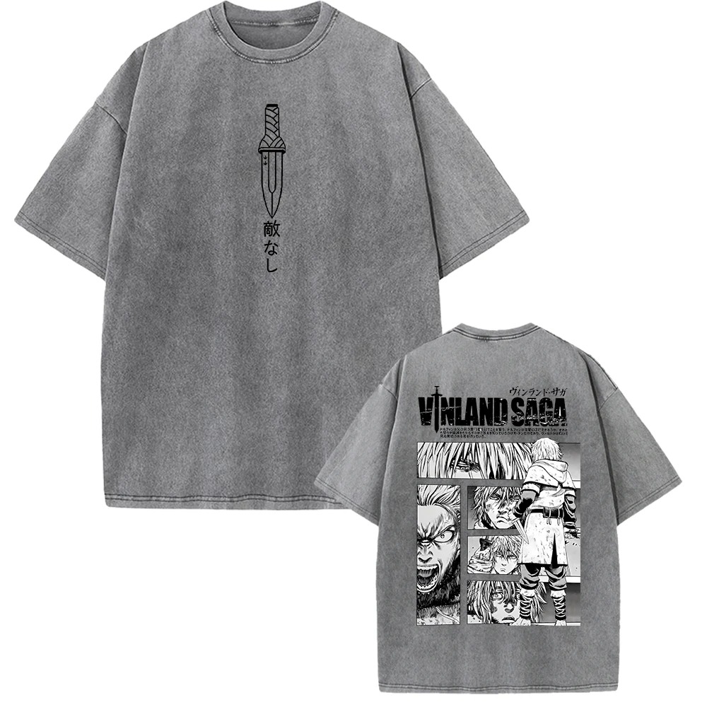 Camiseta cinza lavada de Vinland Saga com adaga e frase japonesa na frente e título atrás