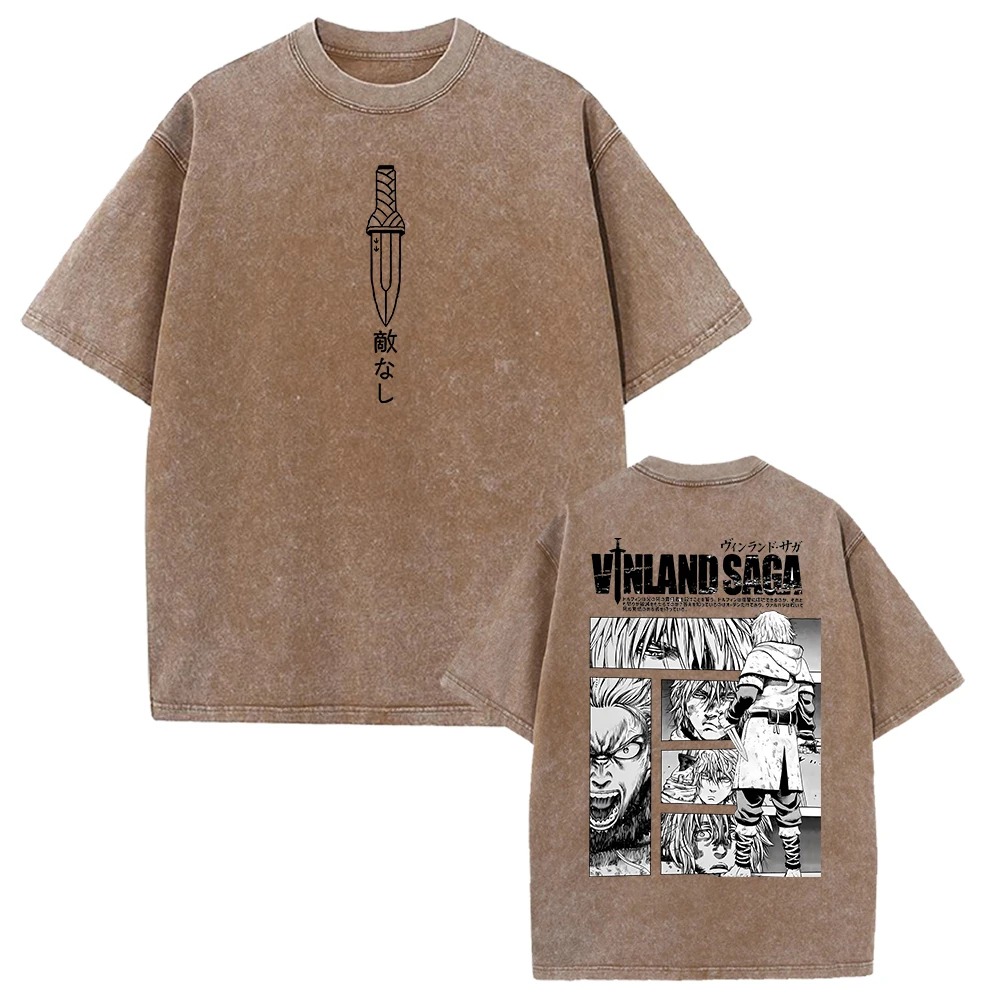 Camiseta marrom lavada de Vinland Saga com adaga na frente e painéis do Thorfinn atrás