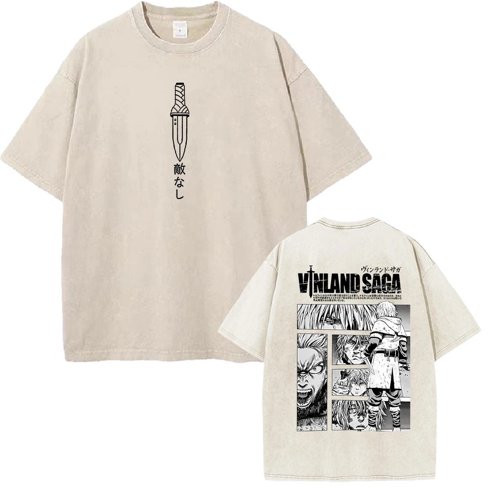Camiseta bege lavada de Vinland Saga com adaga na frente e título e painéis atrás