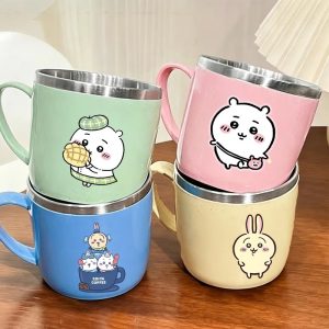 Quatro canecas de aço inox em verde, rosa, azul e bege com personagens de Chiikawa