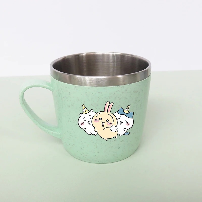 Caneca verde de inox com Chiikawa e amigos usando chapéus de festa