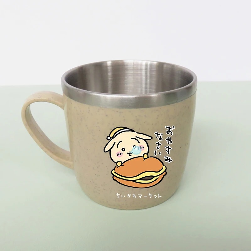 Caneca bege de inox com um personagem de Chiikawa sobre um pão doce