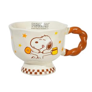 Caneca branca de cerâmica do Snoopy com estrelas, alça trançada marrom e base xadrez