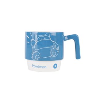 Caneca azul de cerâmica com o Snorlax, de Pokémon, desenhado em traço branco