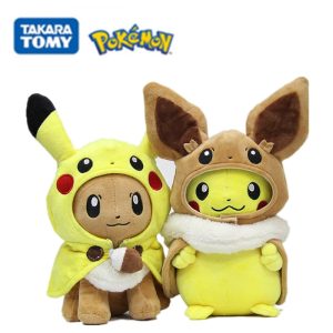 Pikachu de pelúcia vestindo capa de Eevee, de Pokémon