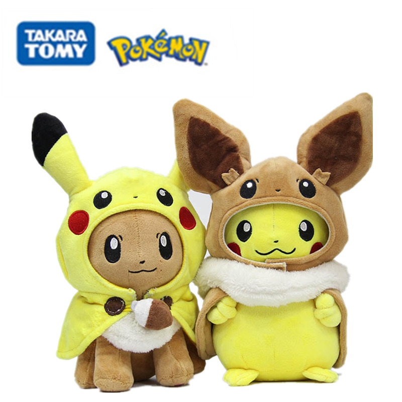 Pikachu de pelúcia vestindo capa de Eevee, de Pokémon