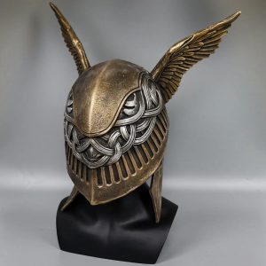 Capacete alado da Malenia em látex dourado com asas laterais, visto de frente, de Elden Ring