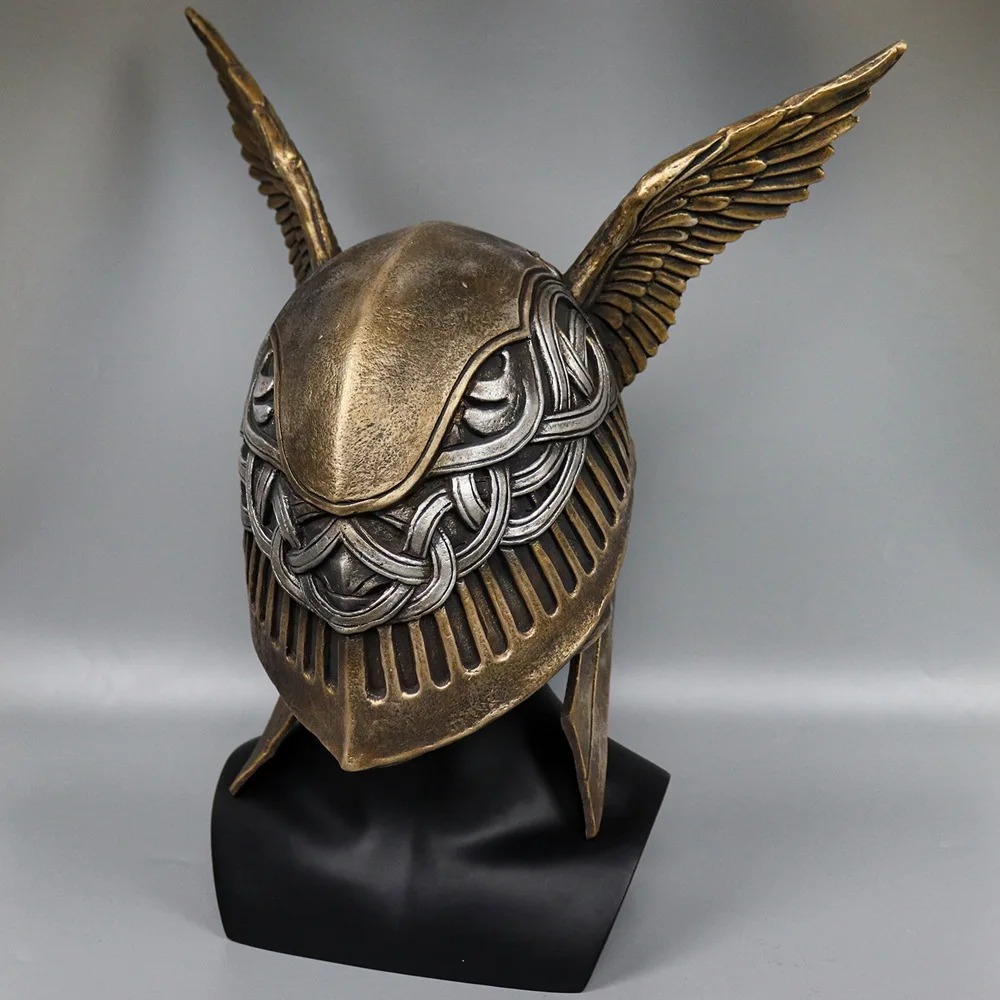 Capacete alado da Malenia em látex dourado com asas laterais, visto de frente, de Elden Ring