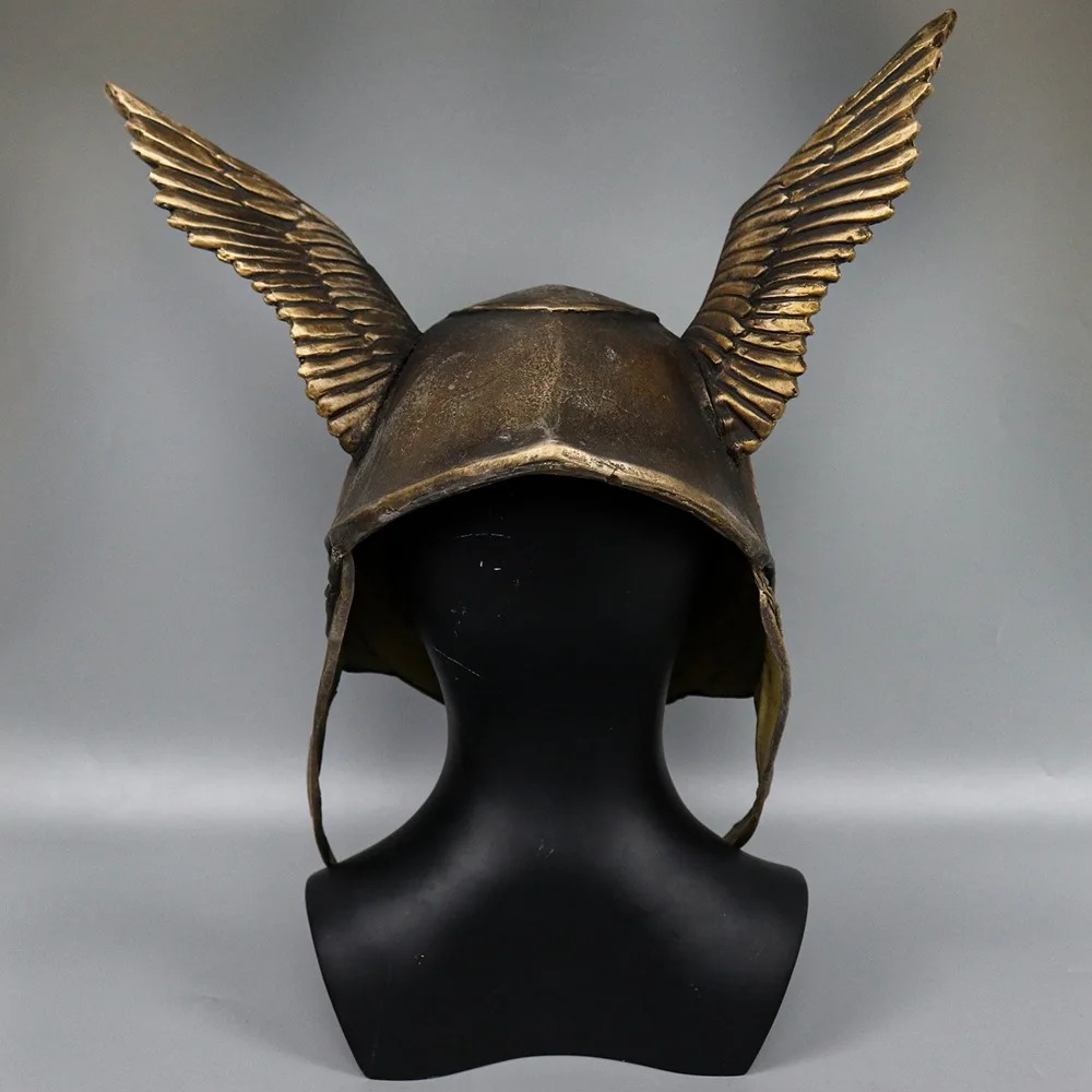 Capacete da Malenia por trás, com as asas abertas e acabamento envelhecido
